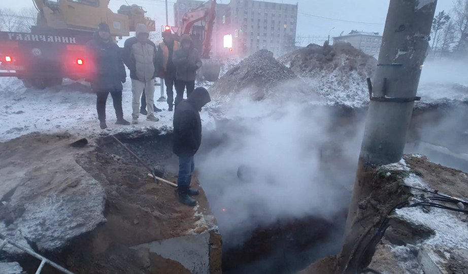 Хабаровске коммунальные службы и власти региона работают над ликвидацией крупной аварии на тепломагистрали ТМ-33 Хабаровске коммунальные службы и власти региона работают над ликвидацией крупной аварии на тепломагистрали ТМ-33