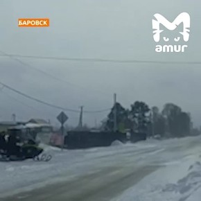 На снегоходах рассекают по дорогам жители Хабаровска после ледяного дождя