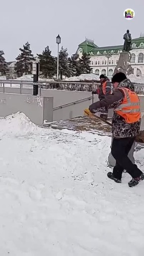 Продолжаем расчистку города от снега и наледи