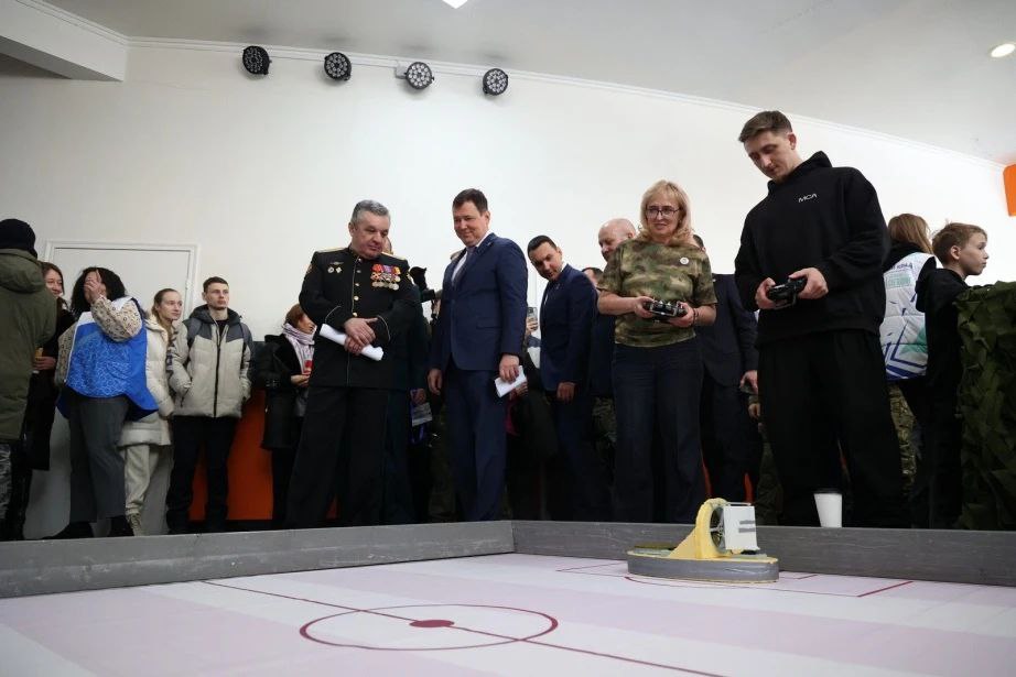 В Хабаровске проходит патриотический форум «Народ и Армия едины» В Хабаровске проходит патриотический форум «Народ и Армия едины»