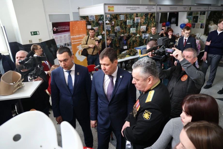 В Хабаровске проходит патриотический форум «Народ и Армия едины» В Хабаровске проходит патриотический форум «Народ и Армия едины»