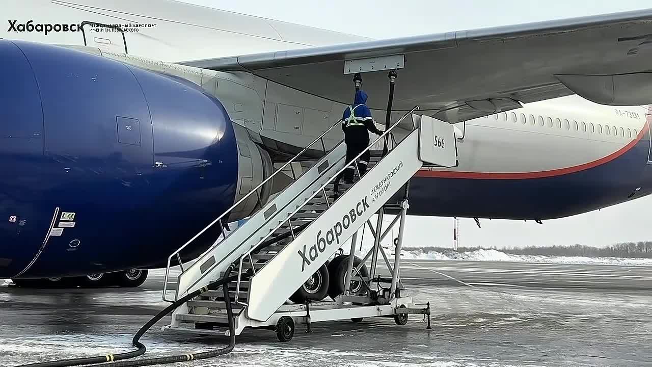 В международном аэропорту Хабаровск продолжают устранять последствия циклона, специалисты работают без перерыва