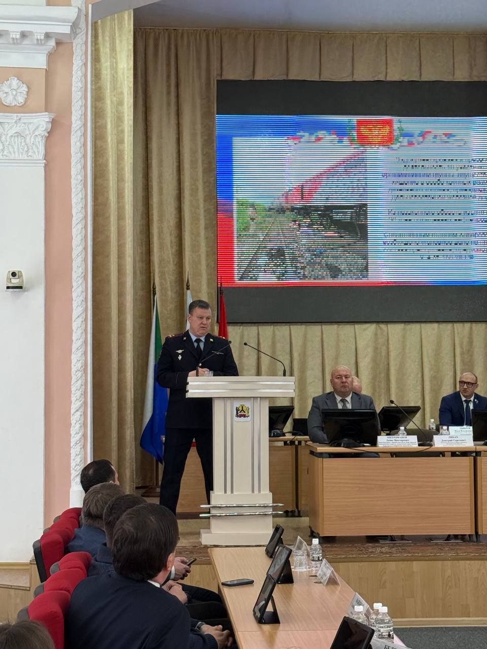 В большом зале администрации города Хабаровска проходит заседание Хабаровской городской Думы