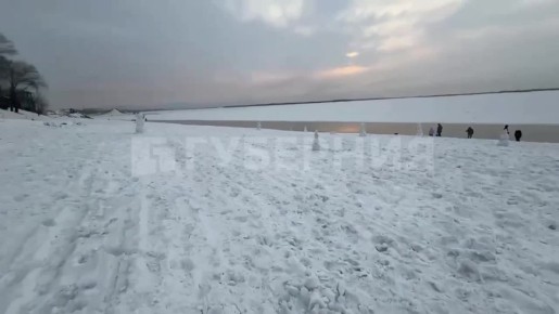 Поле снеговиков появилось на берегу Амура в Хабаровске Слепили снеговиков во время празднования Масленицы на базе «Дельфин». Участники гуляний разошлись не на шутку, сотворив самое настоящее снежное воинство