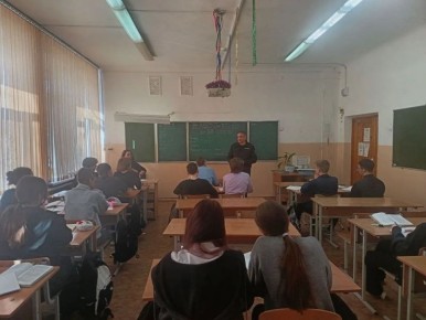 Сегодня сотрудник Госавтоинспекции города Хабаровска провел профилактические беседы по ПДД среди учащихся МБОУ СОШ №62