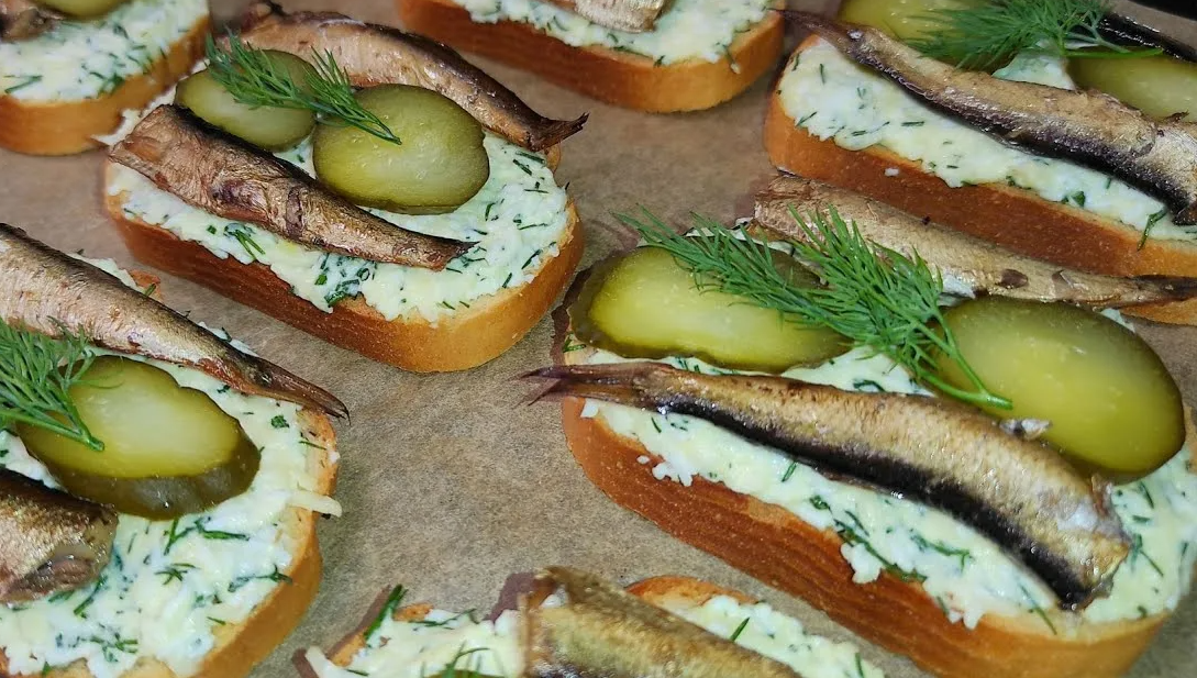 Яркие закуски со шпротами: 5 оригинальных бутербродов для новогоднего стола