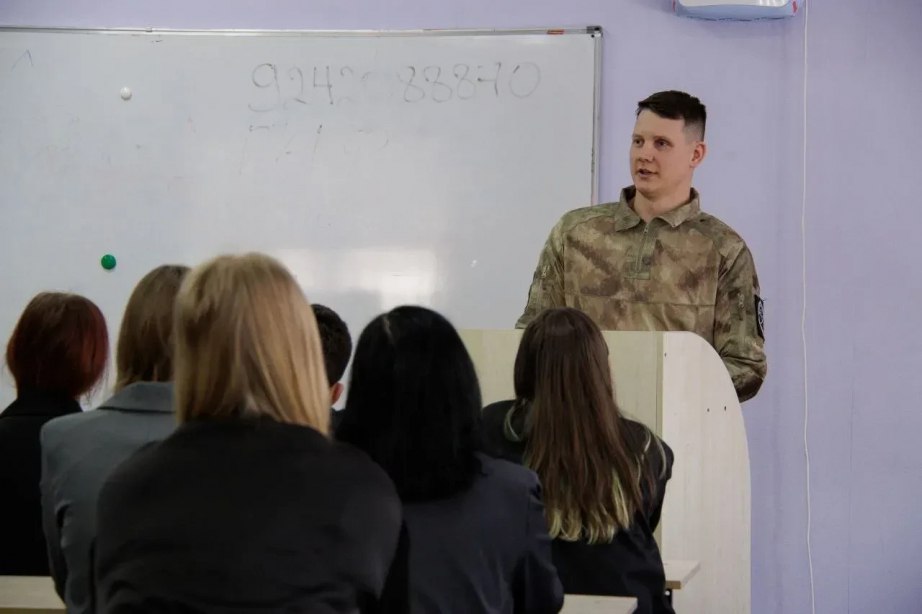 При поддержке хабаровского филиала фонда «Защитники Отечества» ветераны СВО провели более 500 уроков мужества за три года При поддержке хабаровского филиала фонда «Защитники Отечества» ветераны СВО провели более 500 уроков мужества за три года