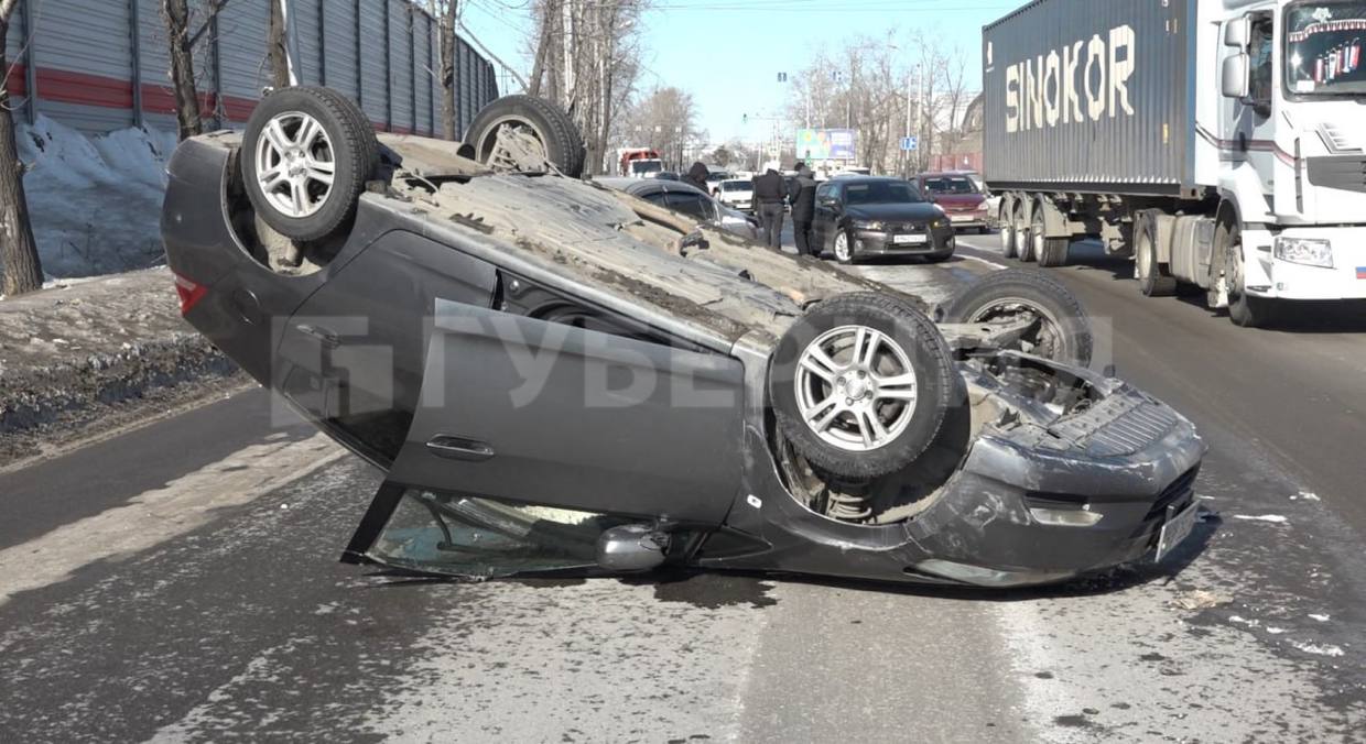 Серьезная авария парализовала движение на проспекте 60-летия Октября