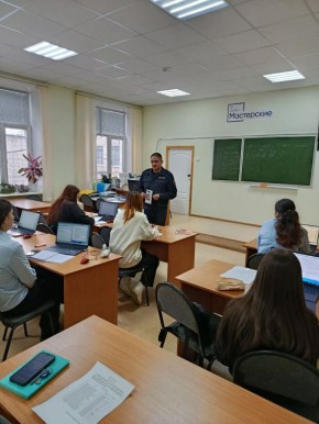 Сегодня сотрудник Госавтоинспекции города Хабаровска провел с учащимися "Хабаровского техникума транспортных технологий" профилактическую беседу о необходимости соблюдения ПДД