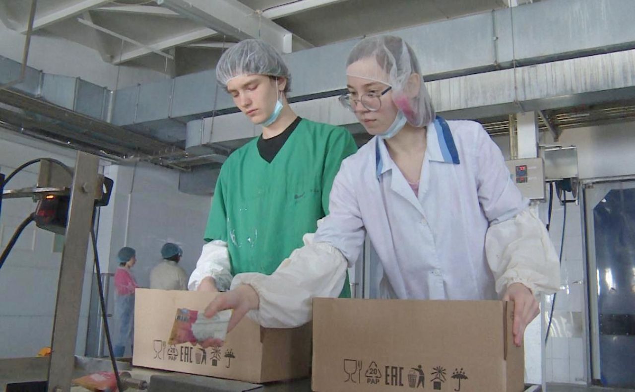 Будущие технологи осваивают профессию на молочном комбинате Хабаровского края