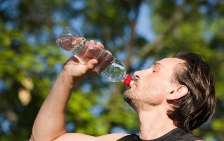 Проверяем миф: может ли вода утолить голод на диете?