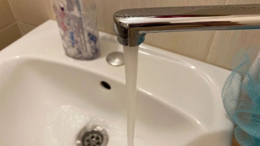 На мазутный запах воды жалуются жители Красной Речки