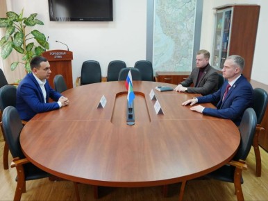 Сегодня в Хабаровской городской Думе состоялась встреча председателя Думы Андрея Белоглазова с депутатом Государственной Думы ФС РФ Максимом Ивановым