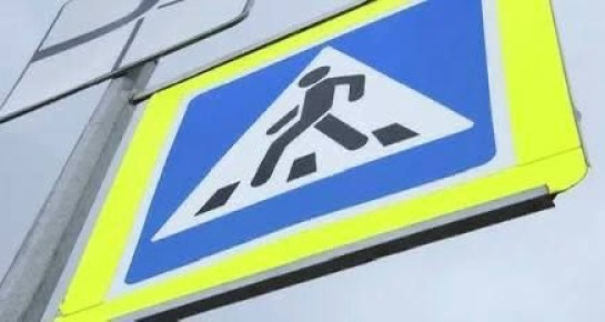 Уважаемые пешеходы. Будьте очень внимательными! Посмотрите вокруг себя, пропустите приближающиися транспорт и, только убедившись в полнои безопасности, начинаите переходить дорогу