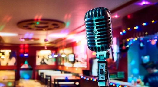 Свои любимые песни для караоке назвали россияне