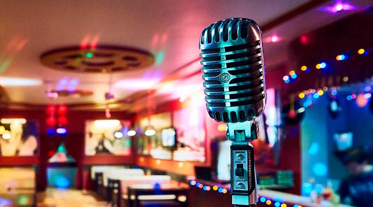 Свои любимые песни для караоке назвали россияне