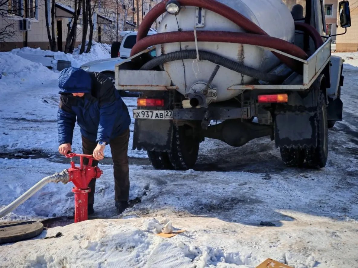 В Мирном в пригороде Хабаровска продолжается ремонт водовода