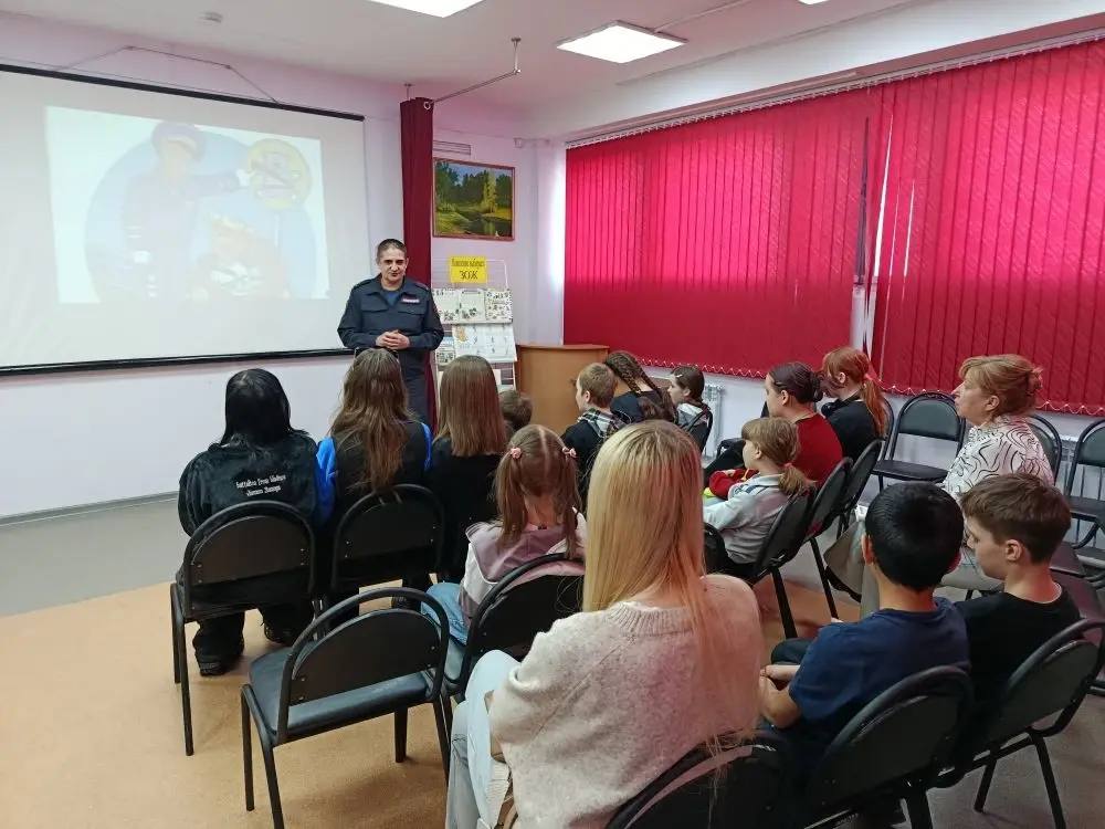 Сотрудник Госавтоинспекции города Хабаровска провел профилактическое мероприятие «Соблюдай ПДД!» в Центральной городской библиотеке имени П. Комарова