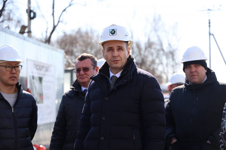 Дмитрий Демешин проинспектировал строительство дома для жителей аварийного фонда в Бикине