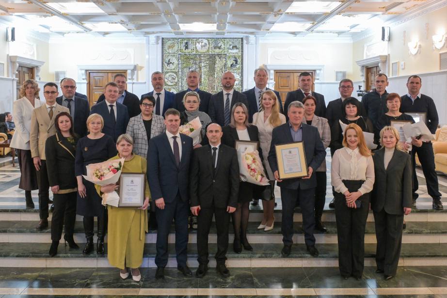 Лучших представителей отрасли ЖКХ и бытового обслуживания наградили в Хабаровском крае Лучших представителей отрасли ЖКХ и бытового обслуживания наградили в Хабаровском крае