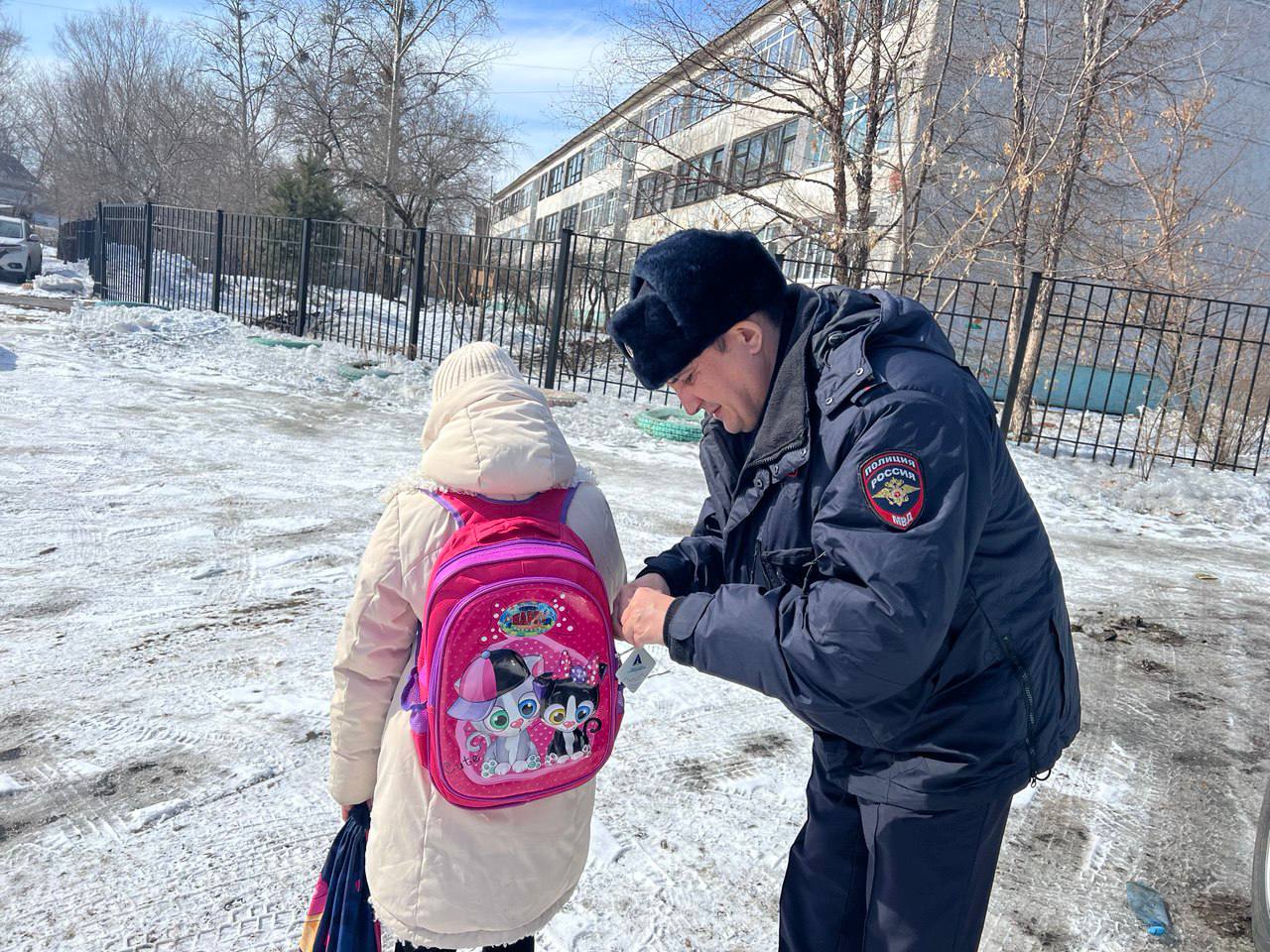 Сотрудники Госавтоинспекции Хабаровска провели полезную акцию под названием «Заметный пешеход» возле школ и детских садов Сотрудники Госавтоинспекции Хабаровска провели полезную акцию под названием «Заметный пешеход» возле школ и детских садов