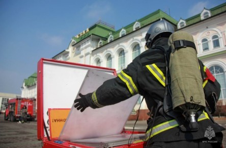 Пожарно-тактическое учение прошло на железнодорожном вокзале в Хабаровске