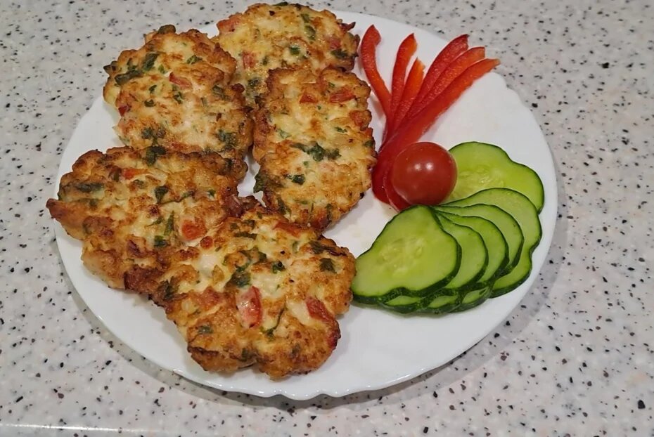 Куриные котлеты с красным перцем и зеленью: легкий рецепт на каждый день