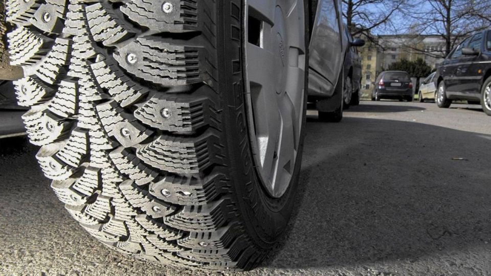 Эксперт: Водителям, которые не сменят шипованные шины до июня, грозят штрафы
