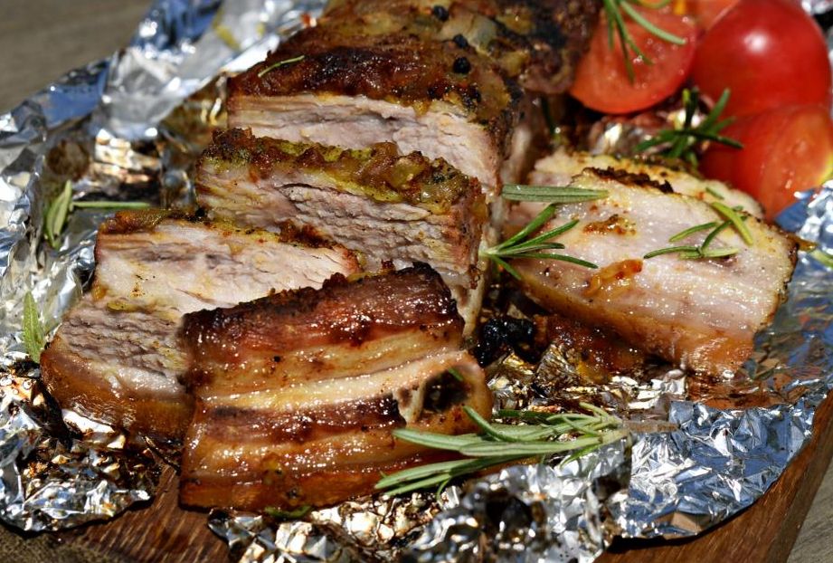 Идеальная свиная грудинка: секреты запекания на домашней кухне