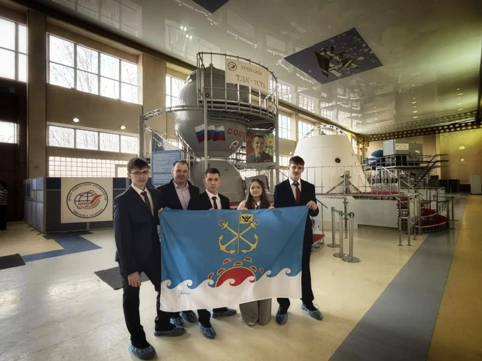 Школьники из самого северного села Охотского округа посетили Звездный городок