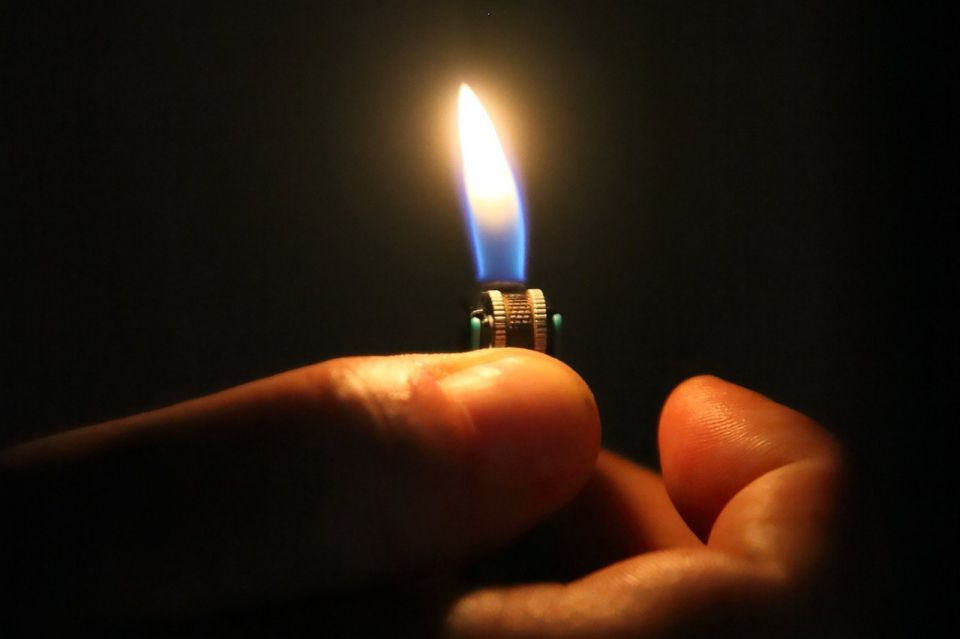 Одежду своей бывшей сжег во дворе комсомольчанин