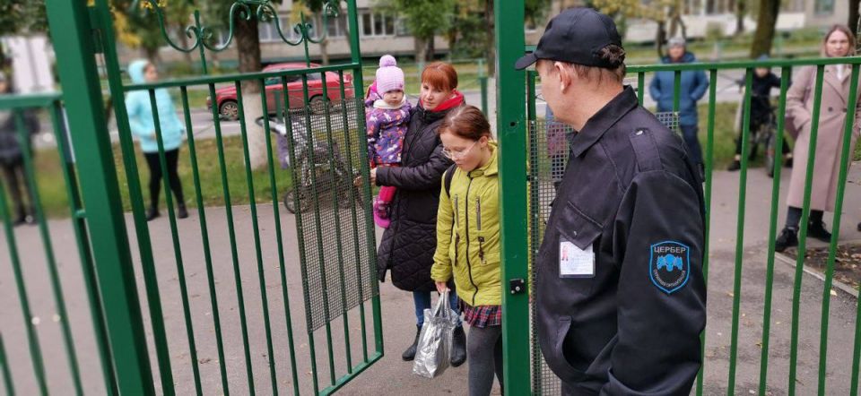 Безопасность детей в школе и детском саду 2026: требования, права родителей и алгоритм действий при отсутствии охраны.