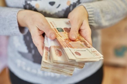 Росстат назвал сферы, работники которых получают свыше 150 тысяч рублей