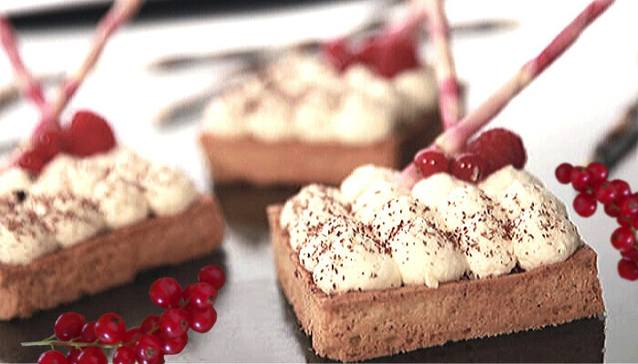 Романтические тарталетки с пралине и ягодами: идеальный десерт на День Святого Валентина