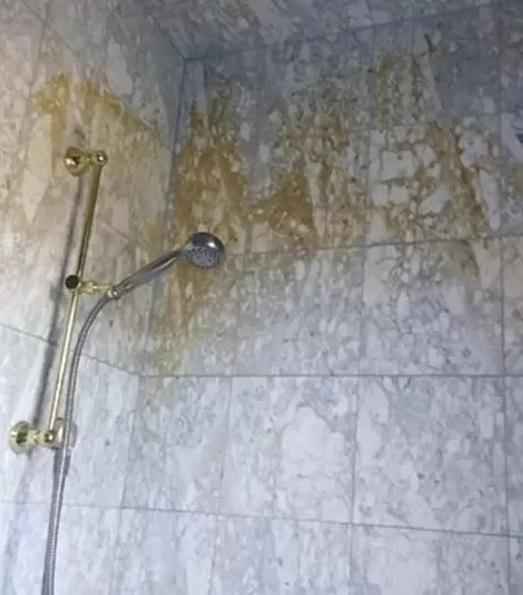 Ржавчина на натуральном камне: привычная проблема в интерьере