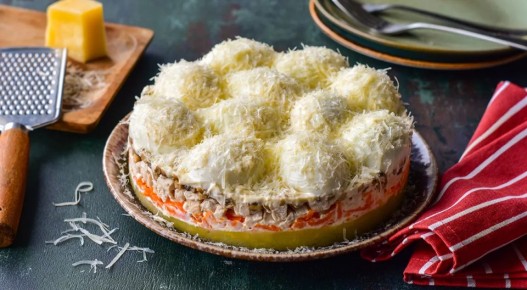 Новогодний салат "Сугробы": как удивить гостей оригинальным угощением