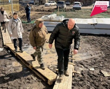 Артем Мельников проинспектировал ход ремонта поликлиники и строительство модульного приемного отделения в Комсомольске-на-Амуре