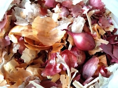 Можно ли в магазине снимать с лука шелуху для покраски яиц, объяснил юрист