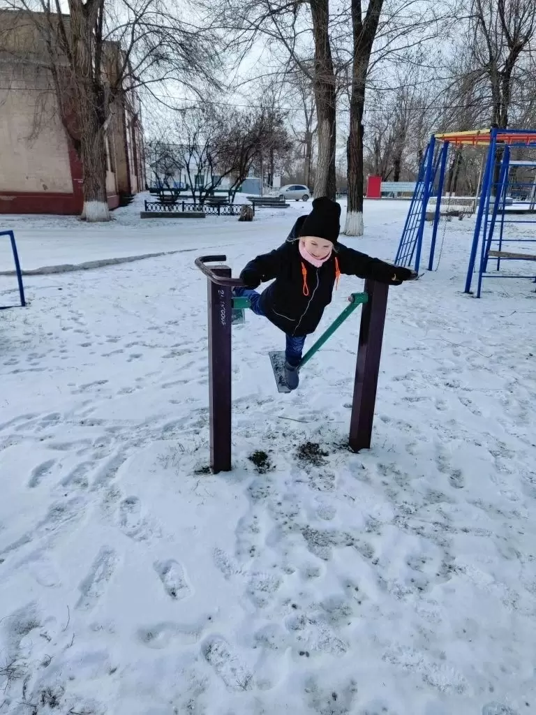 Детские улыбки под снегом: веселая встреча в Богураевке