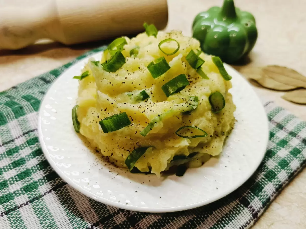Нежное картофельное пюре на сливках с зеленым луком: новый взгляд на классический гарнир
