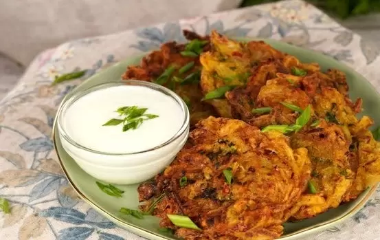 Острые пряные оладьи из лука: вкуснятина для гурманов