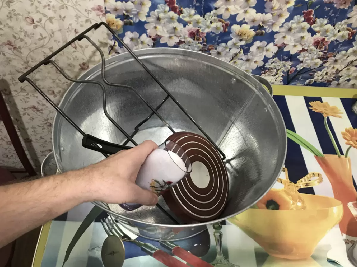 Уникальный способ очистки сковород и решёток: экономия без химии