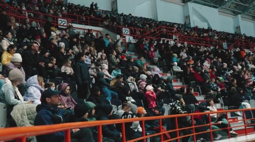 Свыше тысячи мальчишек, девчонок, а также их классных руководителей пришли в «Платинум Арену», чтобы насладиться масштабным «Уроком Хоккея с КХЛ»