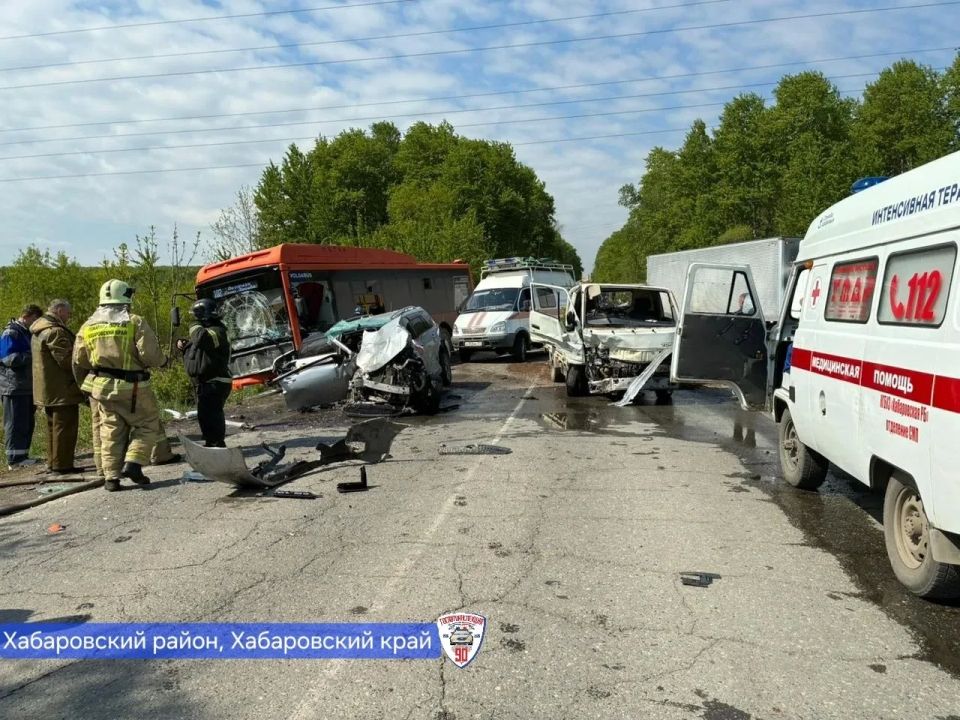 Автобус №102 столкнулся с двумя авто под Хабаровском