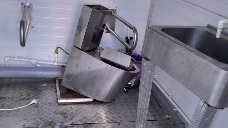 На Сахалине девушка дважды разнесла туалет и отправилась в колонию На Сахалине девушка дважды разнесла туалет и отправилась в колонию