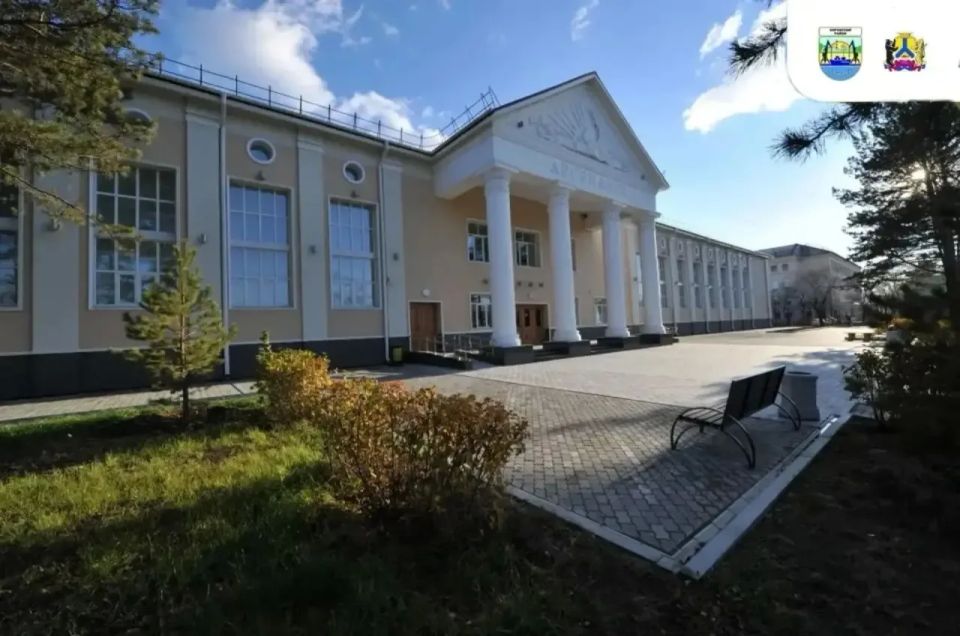 Уважаемые хабаровчане, жители Индустриального и Кировского районов! Эти районы расположены в разных частях Хабаровска, каждый из них имеет свою индивидуальность и неповторимость, но объединяет их одно: любовь жителей Уважаемые хабаровчане, жители Индустриального и Кировского районов! Эти районы расположены в разных частях Хабаровска, каждый из них имеет свою индивидуальность и неповторимость, но объединяет их одно: любовь жителей