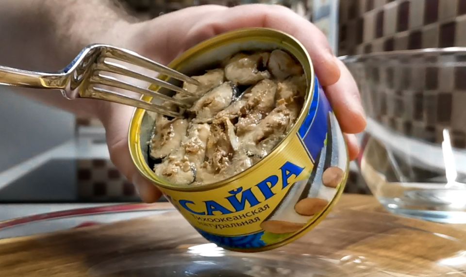 Советский салат с сайрой: лучший рецепт на все времена