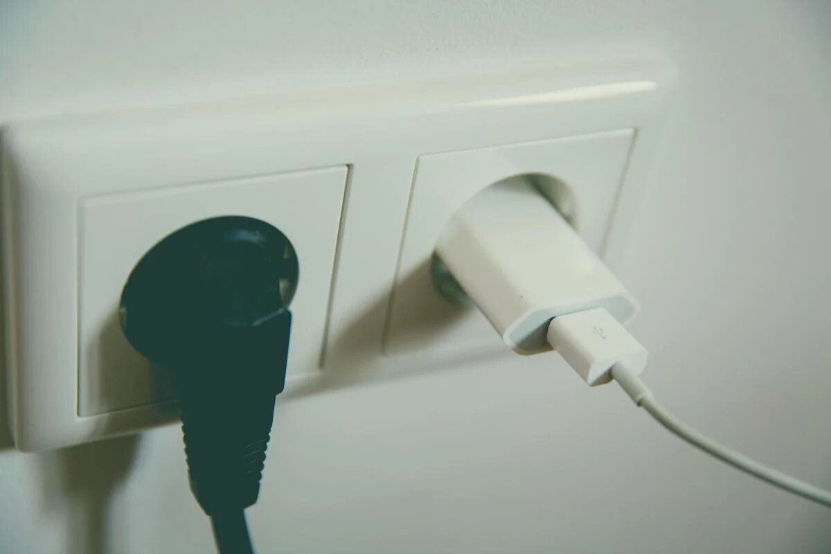 Почему стоит вынимать зарядные устройства из розетки?