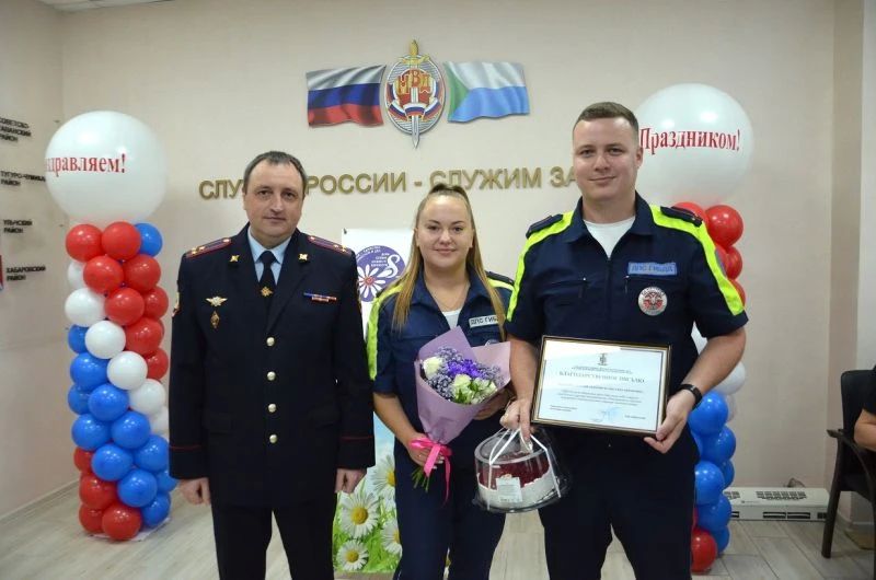 Заместитель начальника УМВД России по Хабаровскому краю поздравил семьи сотрудников полиции с праздником Заместитель начальника УМВД России по Хабаровскому краю поздравил семьи сотрудников полиции с праздником