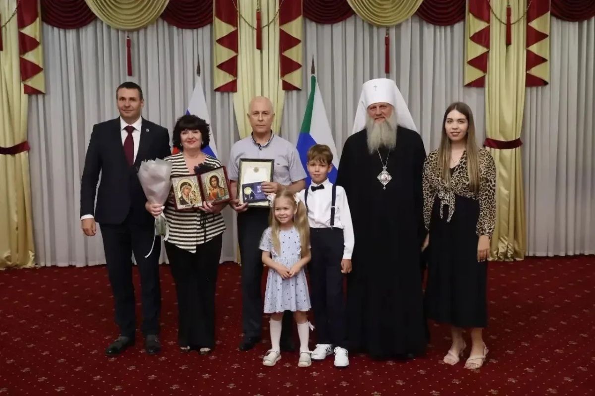 Дмитрий Демешин вручил 18 хабаровским семьям медали «За любовь и верность» Дмитрий Демешин вручил 18 хабаровским семьям медали «За любовь и верность»